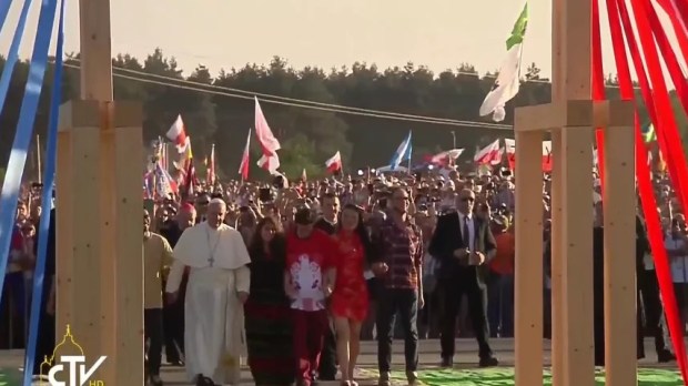 Papa Francesco attraversa la Porta Santa con i giovani della GMG on Vimeo