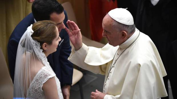 pope-bless-married-couple-alberto-pizzoli-afp-ai