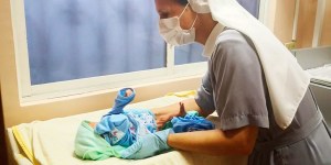 Missione compiuta! La gioia di salvare un bambino abbandonato