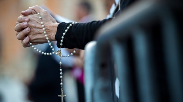 WEB2-Woman-Praying-Holy-Rosary-Antoine-Mekary-ALETEIA-AM_5963.jpg