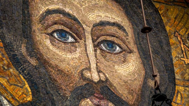 Mozaika przedstawiająca twarz Jezusa Chrystusa w kościele na Ukrainie