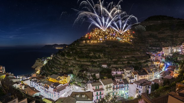 Pesebre iluminado de Manarola en Italia